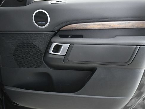 Used 2020 Land Rover Discovery HSE image 32