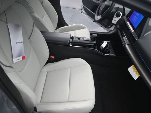 Used 2024 Toyota Prius XLE image 15