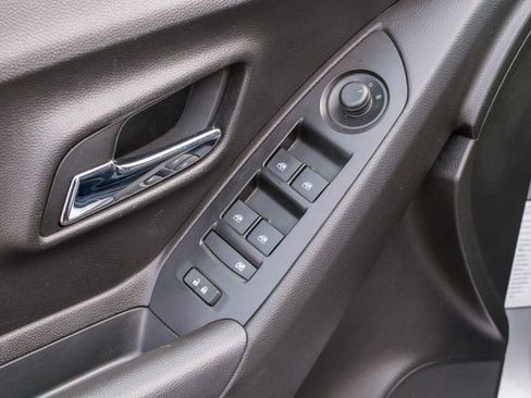 Used 2020 Chevrolet Trax LT w/ LT Convenience Package image 15