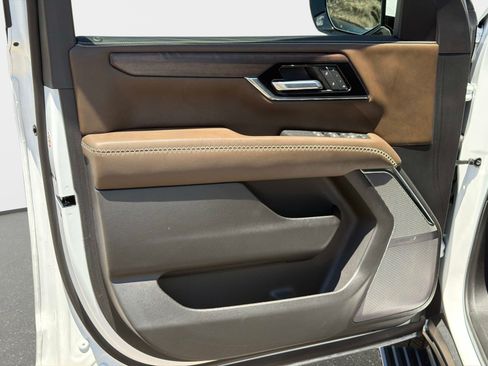 Used 2025 GMC Yukon Denali Ultimate AWD/4WD image 19