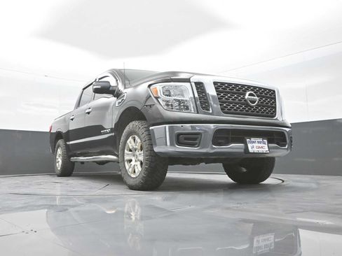 Used 2017 Nissan Titan SV AWD/4WD image 29