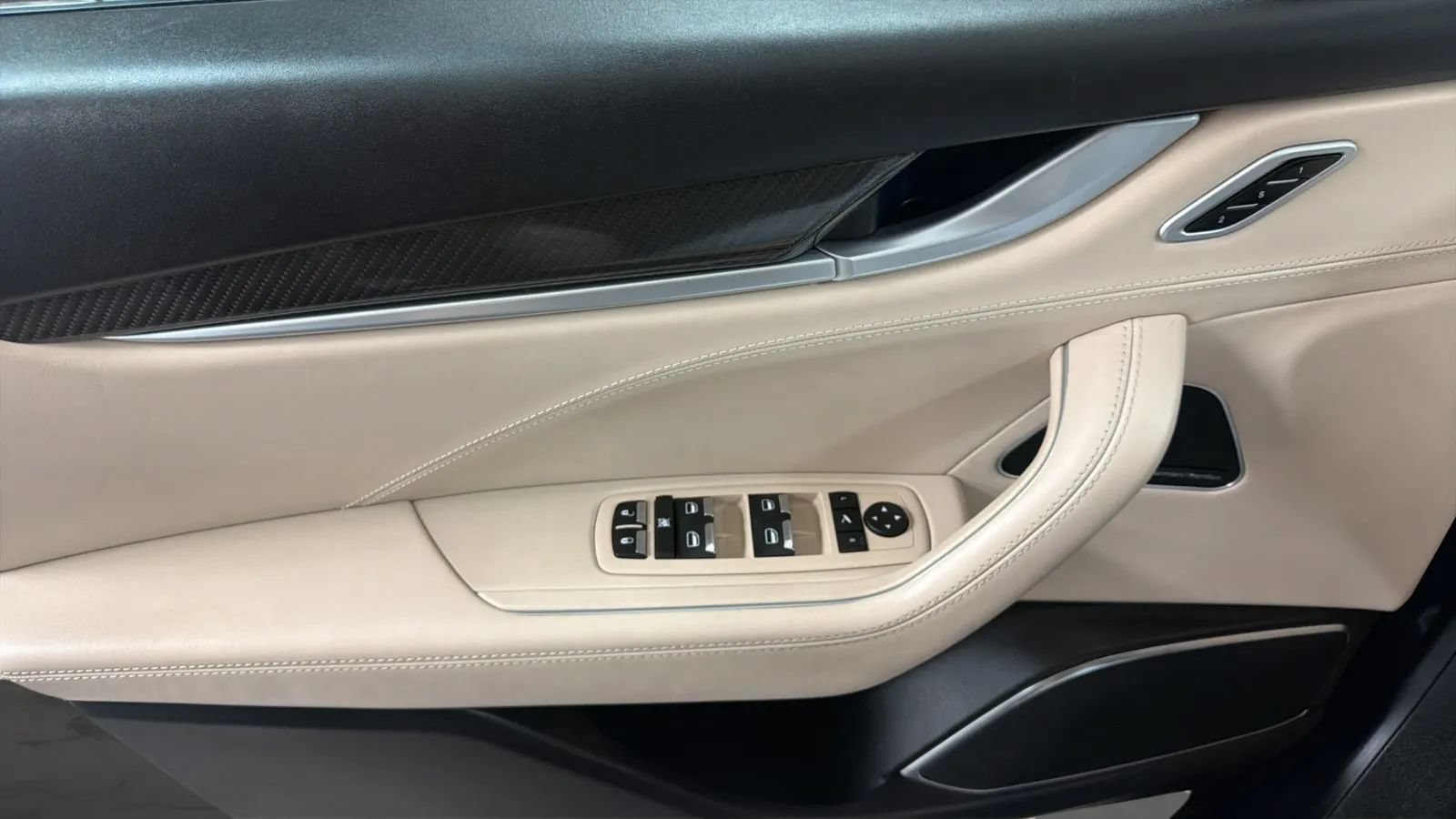 Used 2017 Maserati Levante w/ Luxury Package AWD/4WD image 17