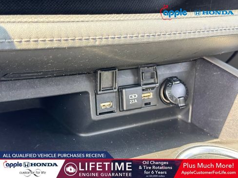 Used 2021 Toyota Highlander XLE AWD/4WD image 30