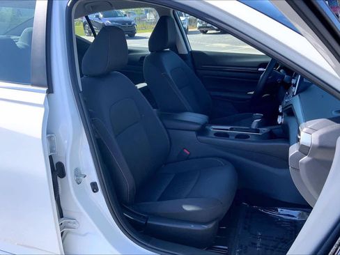 Used 2025 Nissan Altima 2.5 SV FWD image 9