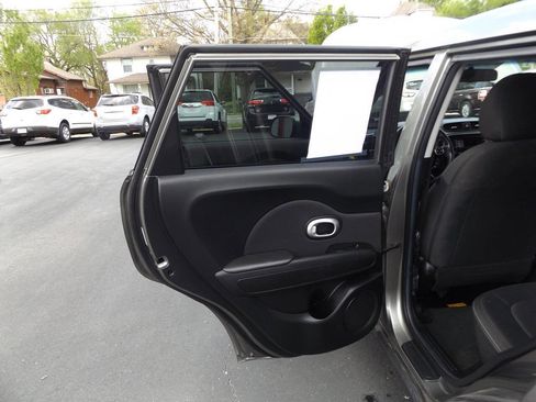 Used 2016 Kia Soul FWD image 19