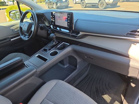 Certified 2021 Toyota Sienna LE image 18
