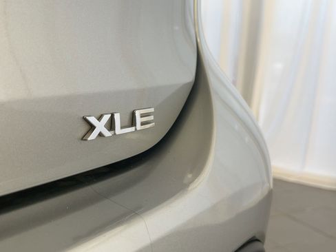 Used 2020 Toyota Highlander XLE image 34