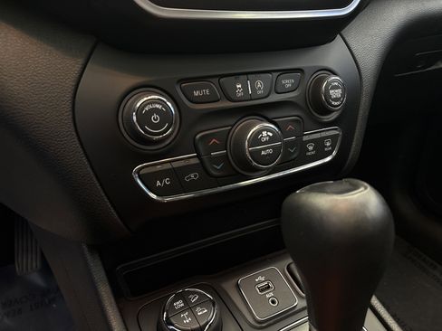 Used 2019 Jeep Cherokee Trailhawk AWD/4WD image 20