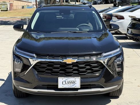 Used 2025 Chevrolet Trax LT FWD image 7