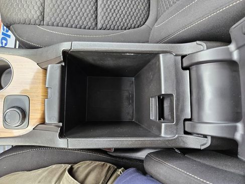 Used 2019 GMC Acadia SLE image 16