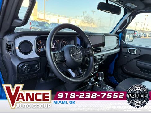 Used 2025 Jeep Gladiator Sport image 12
