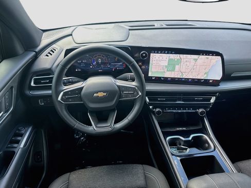 Used 2025 Chevrolet Traverse LT FWD image 21