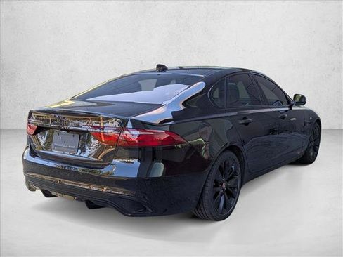 Used 2022 Jaguar XF SE RWD image 5