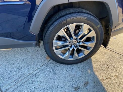 Used 2022 Toyota RAV4 XLE Premium AWD/4WD image 18