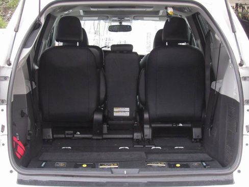 Used 2017 Toyota Sienna SE image 23