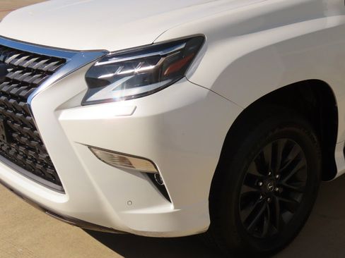 Used 2020 Lexus GX 460 Premium w/ Premium Package image 3