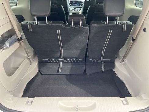 Used 2024 Chrysler Pacifica Touring-L image 11