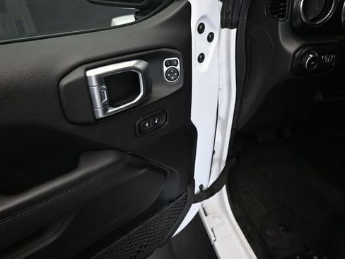 Used 2022 Jeep Wrangler Unlimited Sahara AWD/4WD image 16