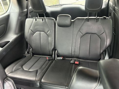 Used 2025 Chrysler Pacifica Select FWD image 18