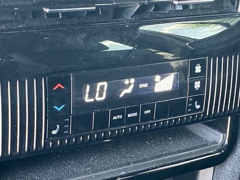 Used 2023 Jeep Wagoneer Series III w/ Premium Group I AWD/4WD image 17