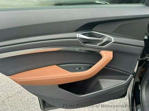 Used 2022 Audi e-tron Premium image 22