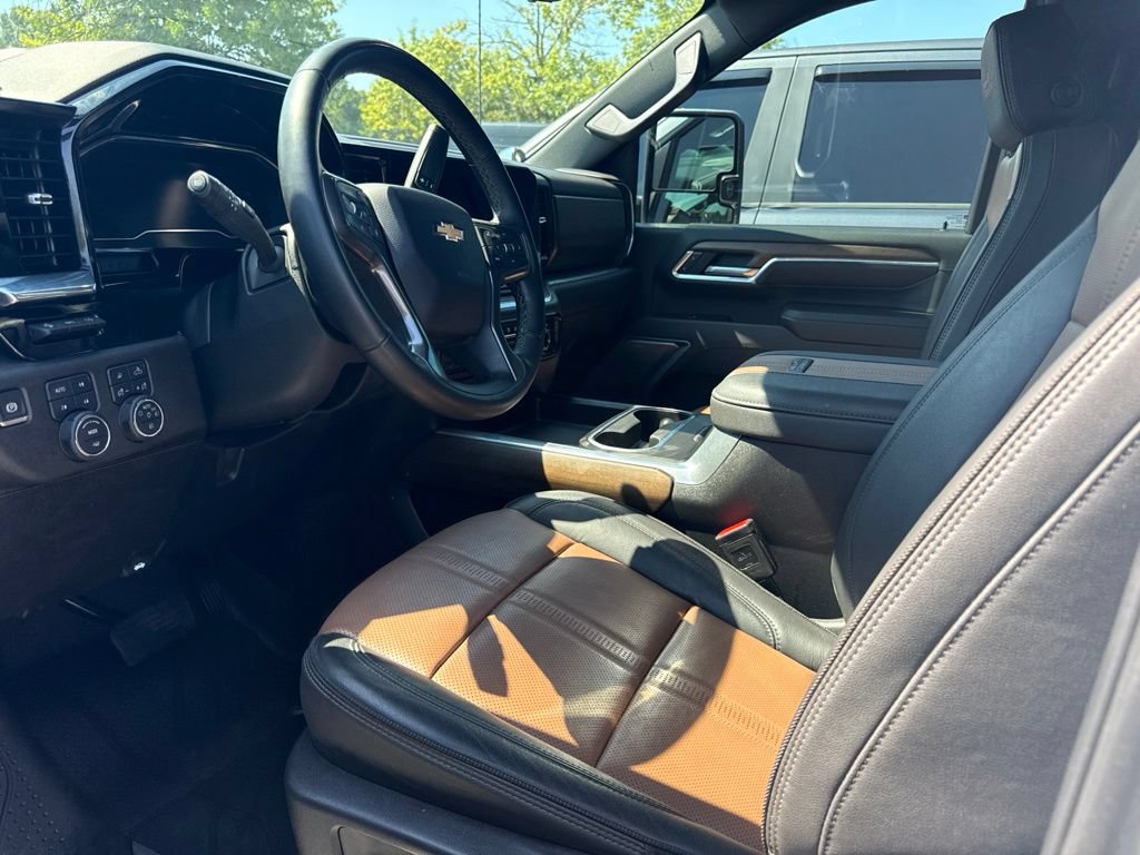 Used 2025 Chevrolet Silverado 2500 High Country w/ Technology Package AWD/4WD image 3