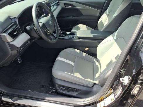Used 2025 Toyota Camry SE w/ Convenience Package FWD image 11