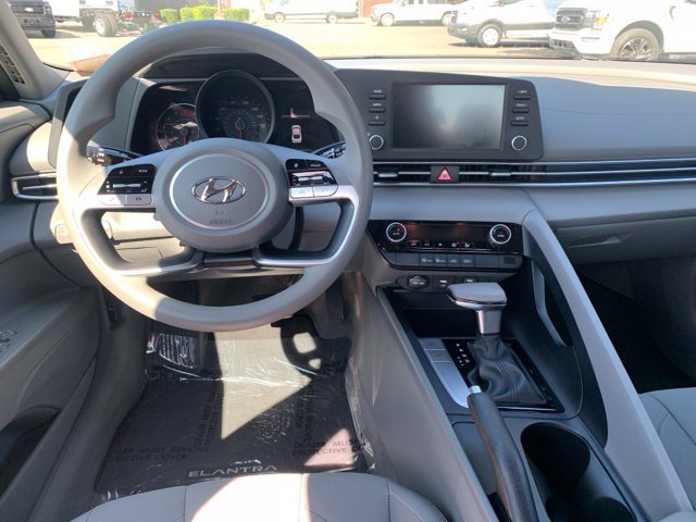 Used 2021 Hyundai Elantra SEL w/ Preferred Accessory Package FWD image 12