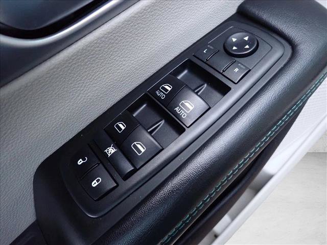 Used 2019 Chrysler Pacifica Touring-L FWD image 16