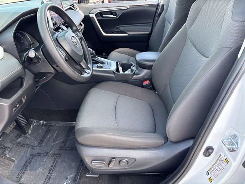 Used 2025 Toyota RAV4 XLE AWD/4WD image 17