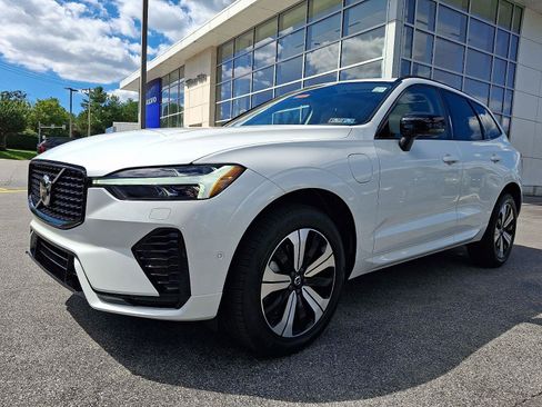 Certified 2025 Volvo XC60 T8 Plus w/ Climate Package AWD/4WD image 3