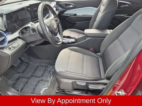 Used 2025 Chevrolet Trax LT w/ LT Convenience Package FWD image 21