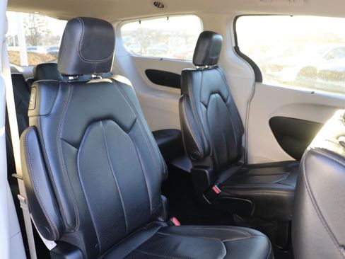 Used 2018 Chrysler Pacifica Touring-L image 9