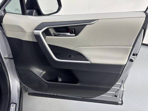 Used 2022 Toyota RAV4 XLE Premium image 41