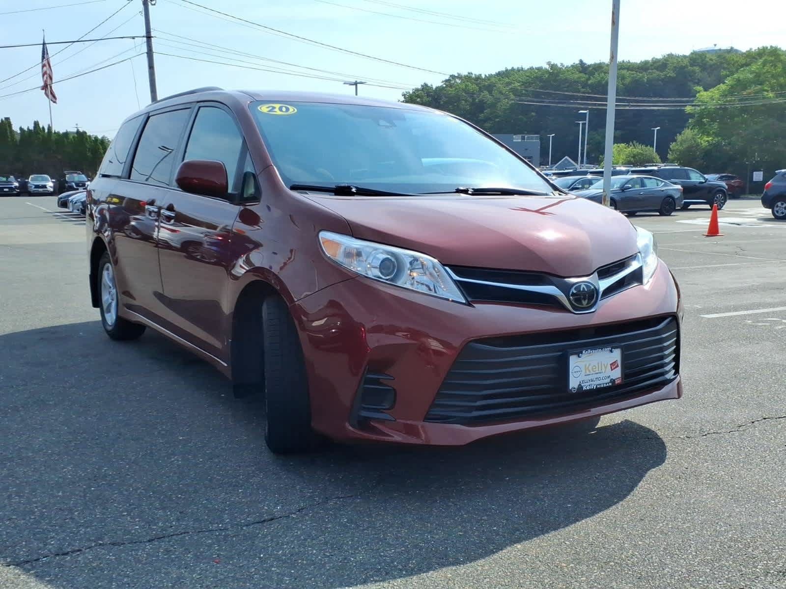 Used 2020 Toyota Sienna LE w/ LE Preferred Package FWD image 3