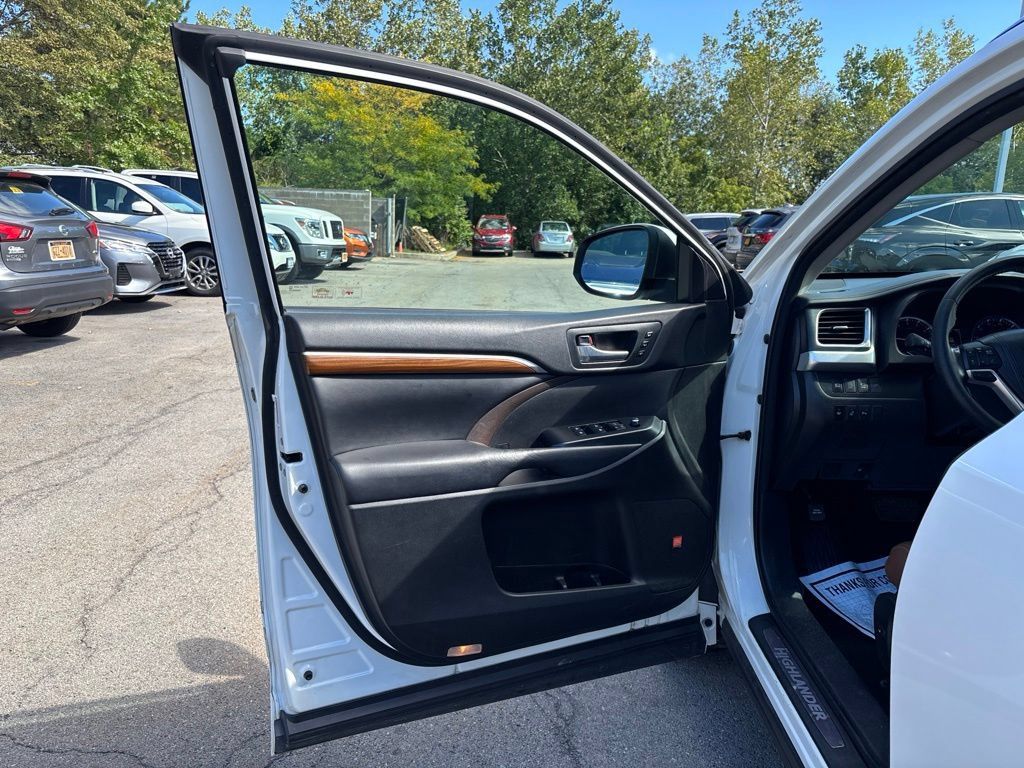 Used 2018 Toyota Highlander Limited Platinum AWD/4WD image 19