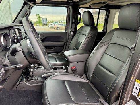 Used 2018 Jeep Wrangler Unlimited Sahara AWD/4WD image 11