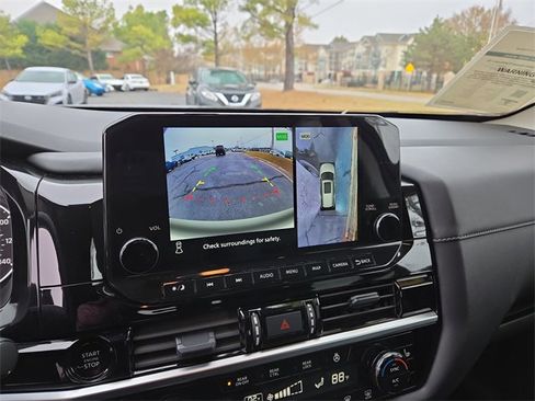 Certified 2025 Nissan Pathfinder SL image 25