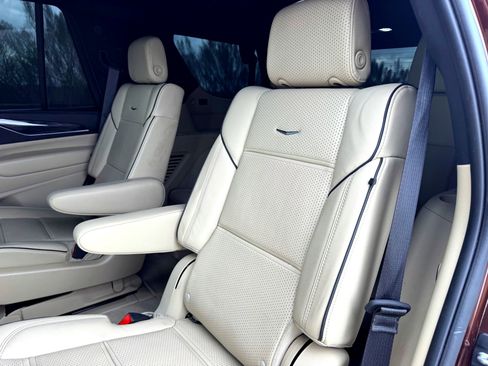 Used 2023 Cadillac Escalade Premium Luxury image 21