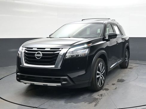 Used 2024 Nissan Pathfinder Platinum w/ Cargo Package image 9