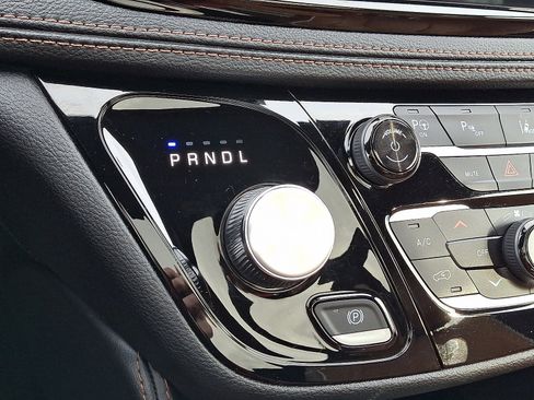 Used 2024 Chrysler Pacifica Pinnacle FWD image 15