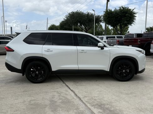 Used 2024 Toyota Grand Highlander XLE AWD/4WD image 3