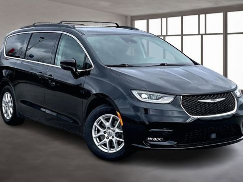 Used 2022 Chrysler Pacifica Touring-L FWD image 13