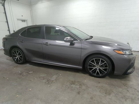 Used 2022 Toyota Camry SE image 2