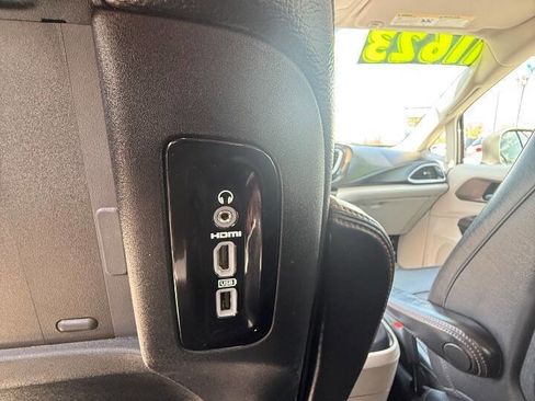 Used 2017 Chrysler Pacifica Touring-L Plus w/ Advanced Safetytec Group FWD image 19