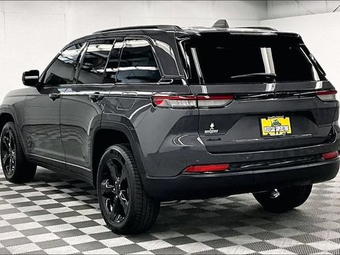 Used 2024 Jeep Grand Cherokee Altitude AWD/4WD image 2