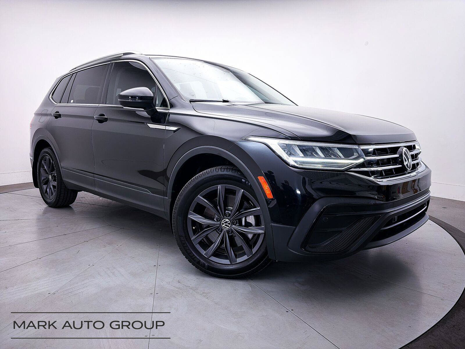 Used 2022 Volkswagen Tiguan SE FWD image 1
