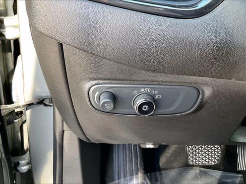 Used 2023 Chevrolet Equinox RS FWD image 32