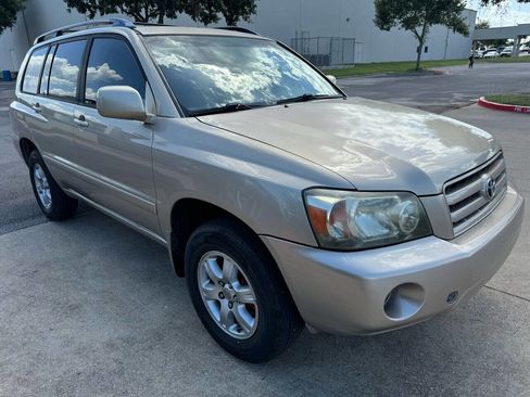 Used 2005 Toyota Highlander 4WD V6 w/ 3rd Row image 3