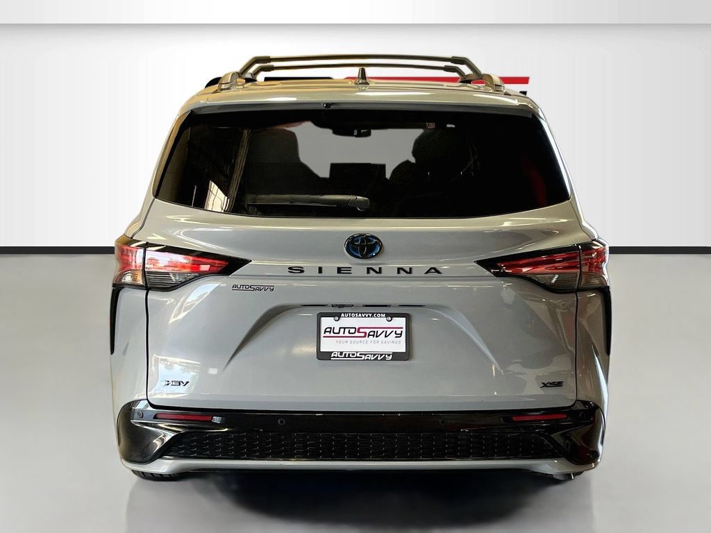 Used 2025 Toyota Sienna XSE w/ XSE Premium Package FWD image 6